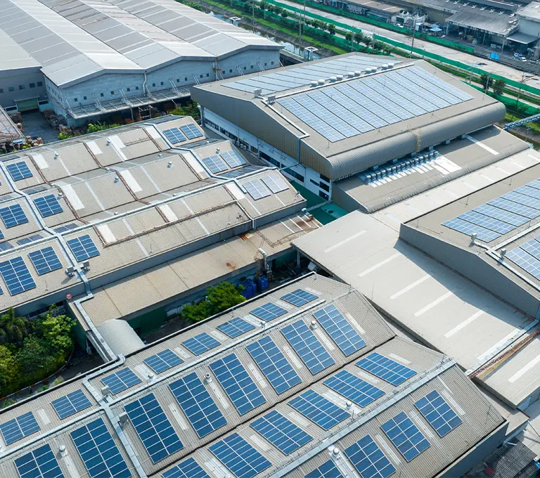 Vue aérienne de centrales photovoltaïques installées sur toitures de bâtiments industriels en Belgique — Solution Énergie