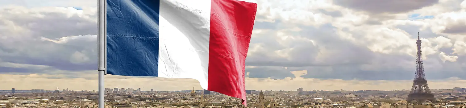 Drapeau français devant Paris symbolisant l'implantation en France de Solution Environnement en 2020