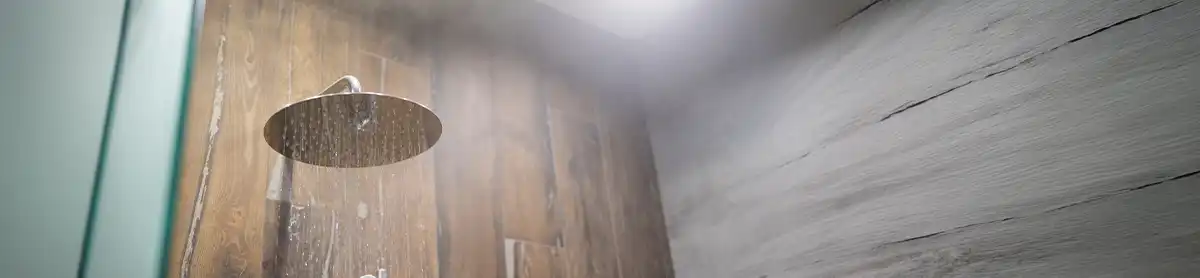 Douche chaude alimentée par un ballon thermodynamique installé dans une maison wallonne