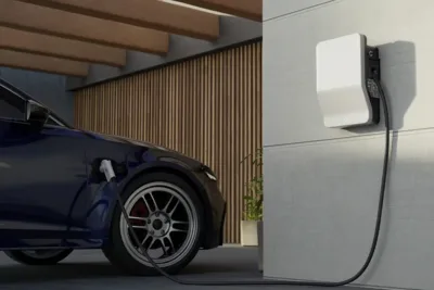 Borne de recharge murale alimentant un véhicule électrique grâce à l'autoconsommation solaire