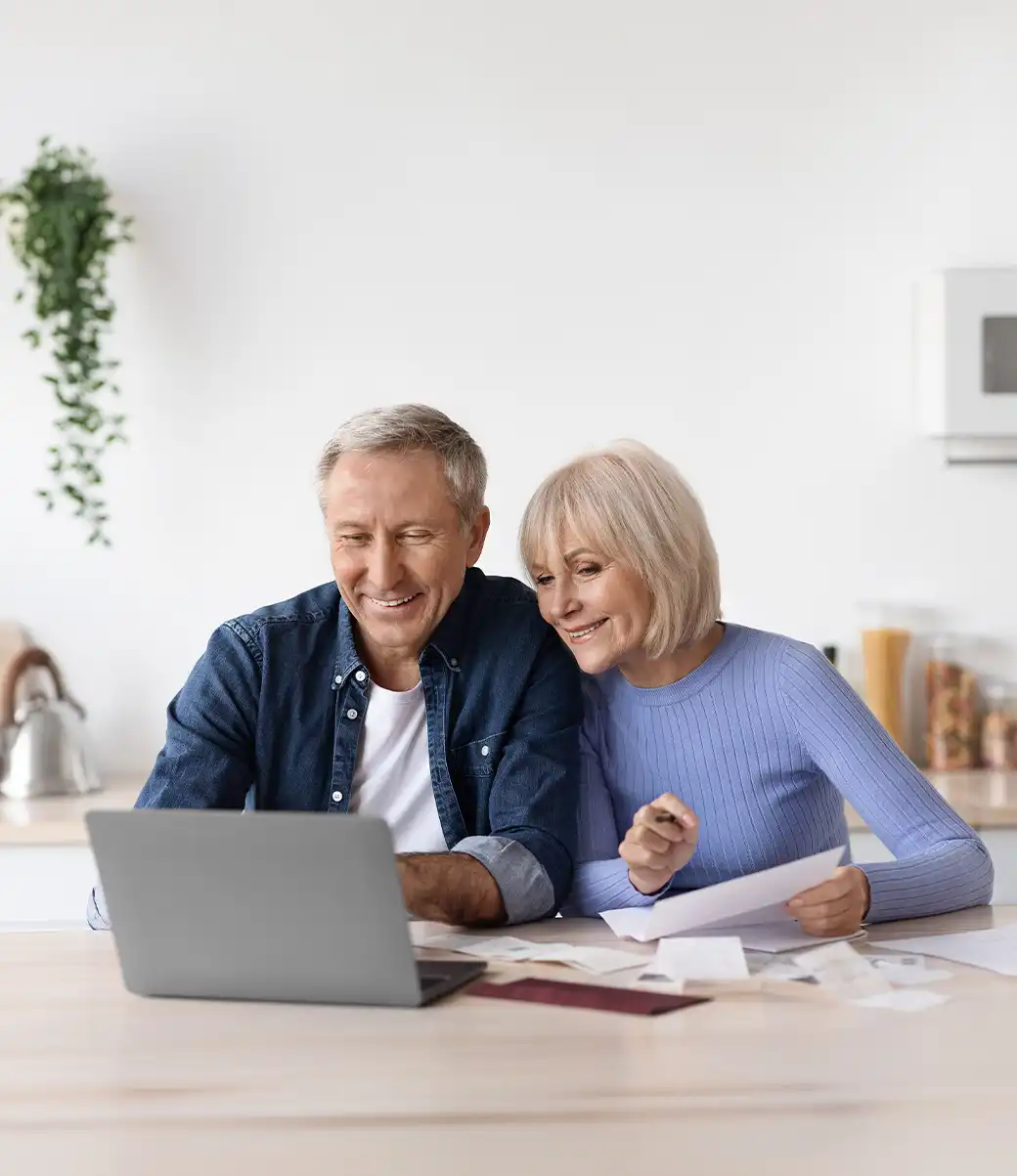Couple calculant ses primes de rénovation énergétique en Wallonie et à Bruxelles sur un simulateur en ligne