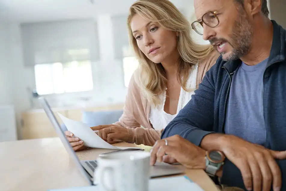Couple wallon se renseignant sur les primes Habitation pour leur rénovation énergétique