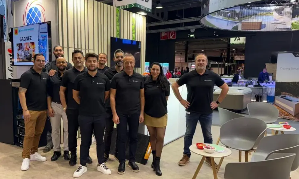 L'équipe Solution Énergie accueille les visiteurs sur son stand lors d'un salon professionnel international dédié au photovoltaïque, présentant sa gamme de panneaux solaires Kodak et solutions de rénovation énergétique
