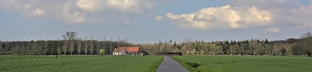 Maison rurale wallonne avec toiture en tuiles — isolation des combles perdus en Wallonie pour économies de chauffage