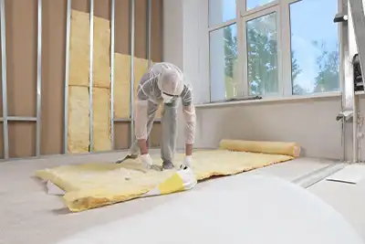 Technicien découpe laine de verre pour ITI Belgique : isolation murs intérieur ossature métallique Wallonie Bruxelles