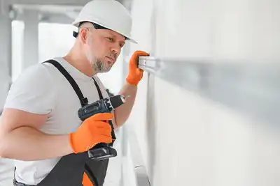 Technicien pose rail métallique ossature ITI Belgique : isolation murs intérieur Wallonie Bruxelles