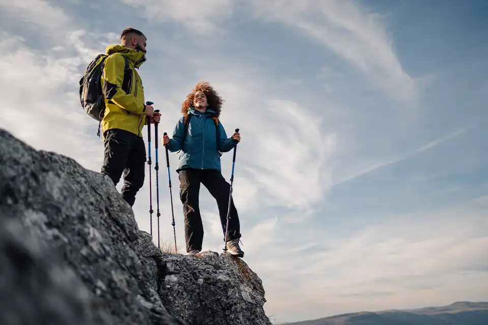 Deux randonneurs en montagne profitant de leur liberté outdoor grâce à l'autonomie énergétique d'un générateur solaire portable