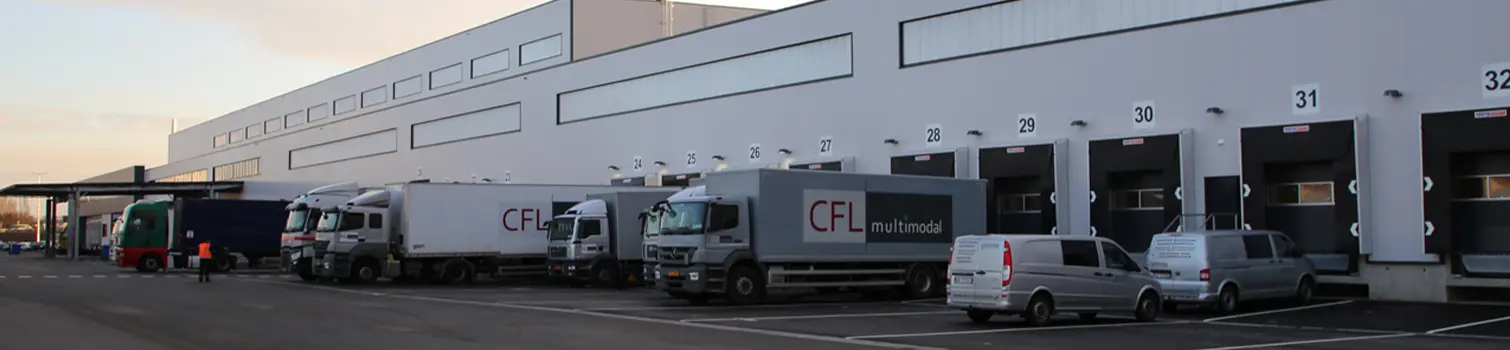 Camions CFL Multimodal devant entrepôt logistique du Groupe Solution Énergie