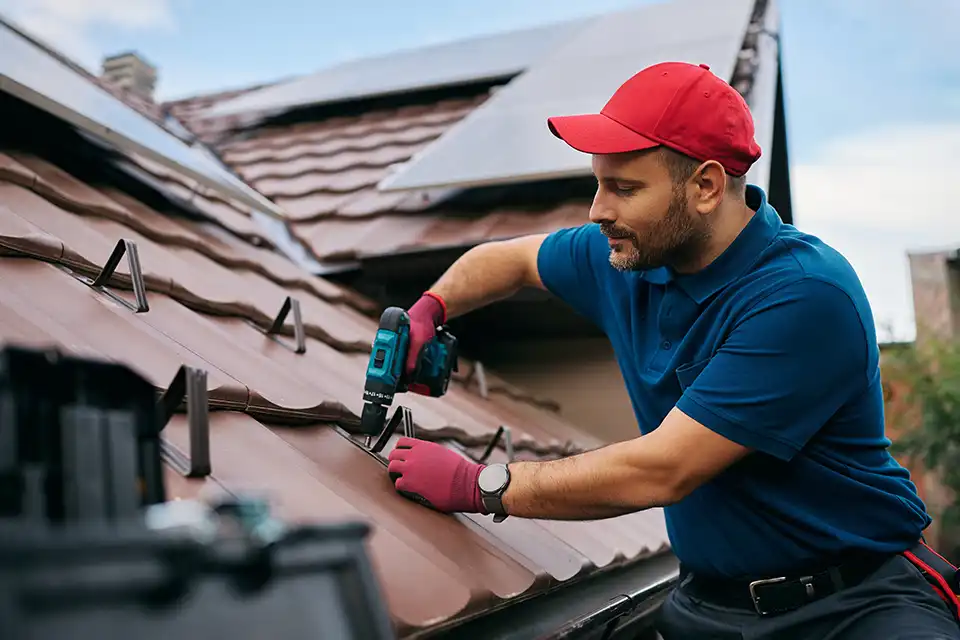 Couvreur en intervention sur toiture en cours de rénovation avec panneaux solaires — rénovation de toiture en Wallonie et à Bruxelles