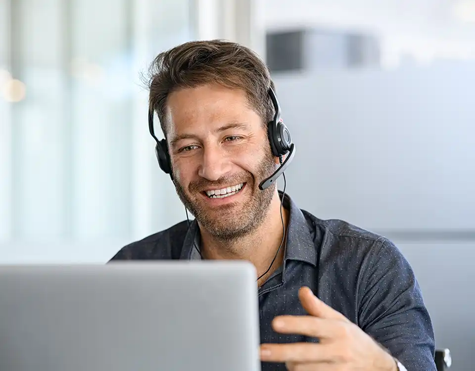 Conseiller du service client Solution Énergie Belgique au téléphone pour un suivi réactif des installations