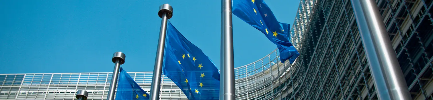 Drapeaux européens devant la Commission européenne illustrant la vision européenne du Groupe Solution Énergie