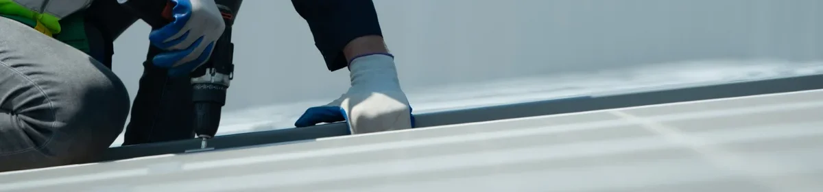 Technicien installant des panneaux solaires photovoltaïques sur une toiture en Belgique